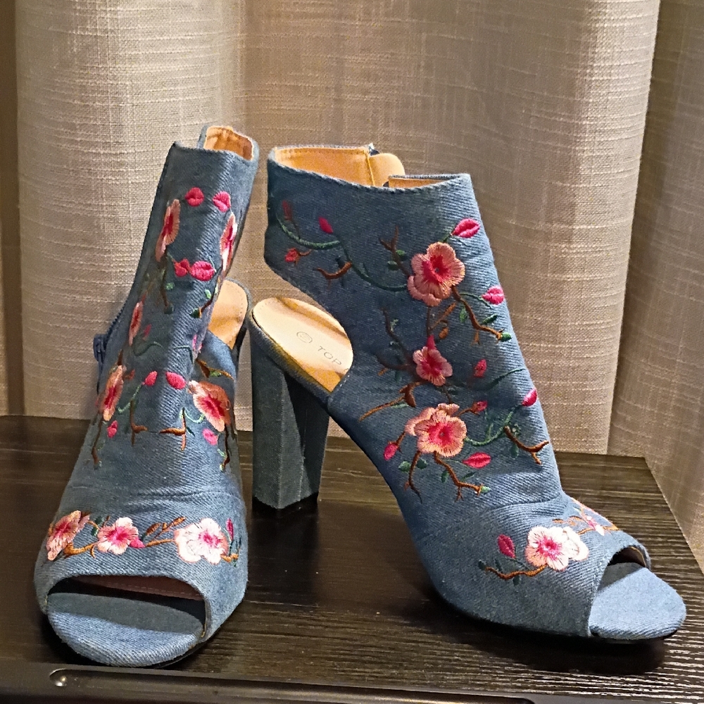 TOP Moda Blue Floral Embroidered Heels